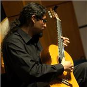 profesor que imparte clases de música a niños de diferentes edades